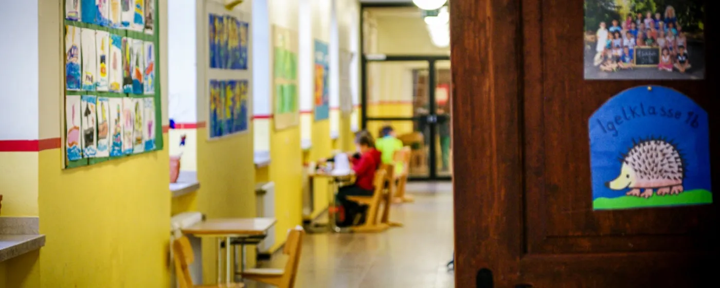 Flur der Kardinal-Frings-Schule mit Kinderbildern an den Wänden